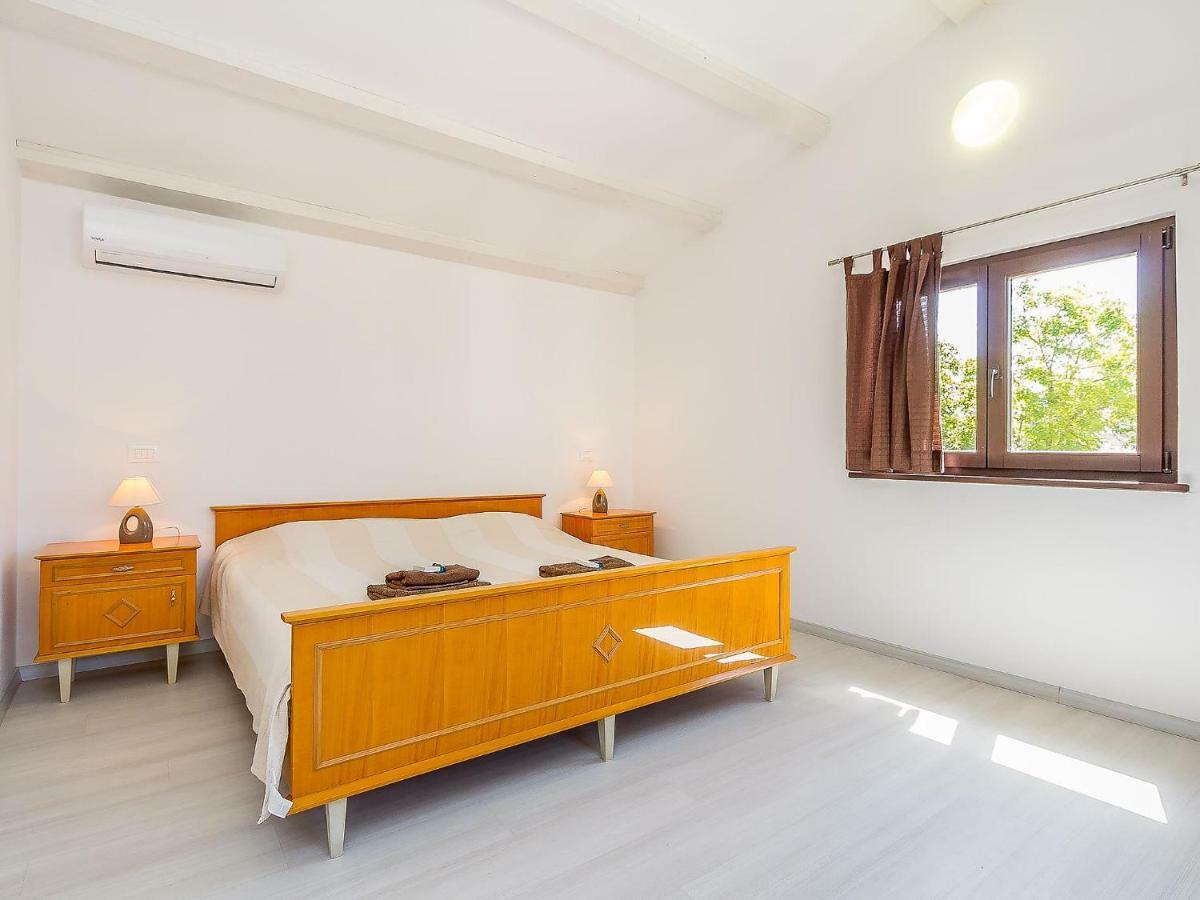 Holiday Mala Hiza
